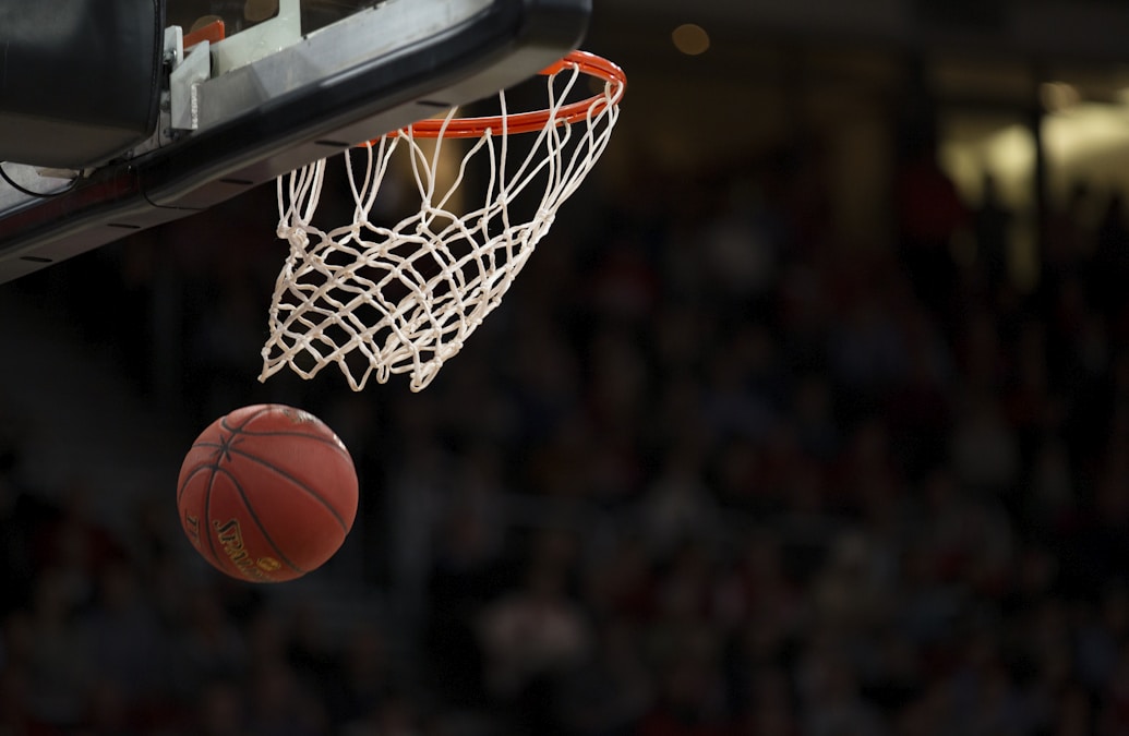 NBA总决赛赛场，球员激烈对抗，背景显示战术板示意图