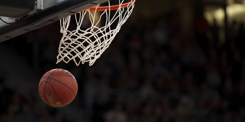 NBA季后赛西部半决赛，丹佛掘金队与明尼苏达森林狼队球员篮下激烈对抗瞬间