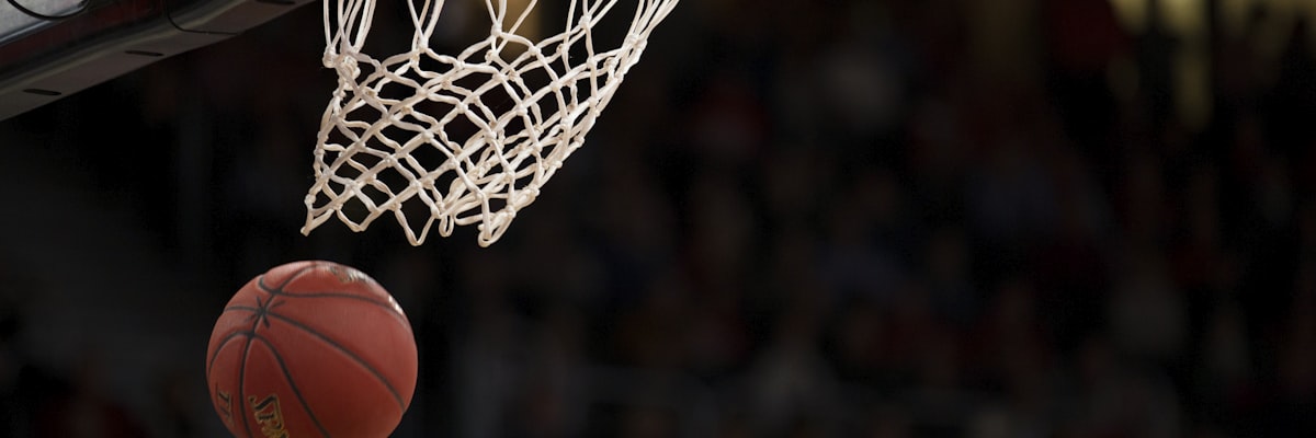 NBA季后赛丹佛掘金队与明尼苏达森林狼队比赛中，约基奇低位单打戈贝尔的瞬间
